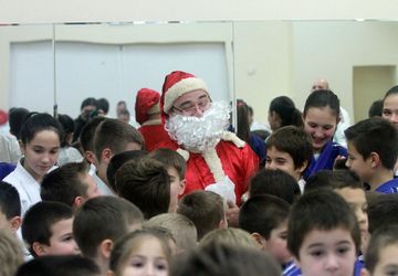 Deda Mraz posetio prvo omiljeni klub -Crvenu zvezdu 