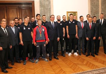Predsednik Srbije Aleksandar Vučić na Andrićevom vencu priredio prijem za zlatnog Nemanju Majdova i bronzane odbojkaše 