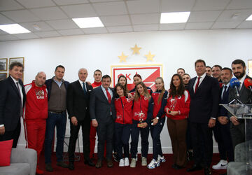 Plakete "Naš šampion" Marici, Emilii i Rodoljubu"